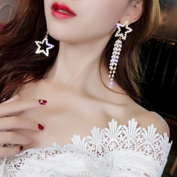 Asymmetrical Star Pearl Crystals Earrings - Picture 3 of 6